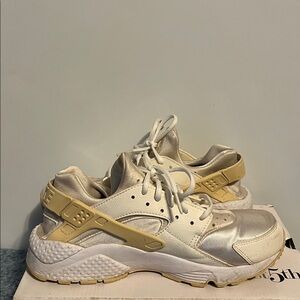 Nike Woman’s Air Huarache Running Shoe 10